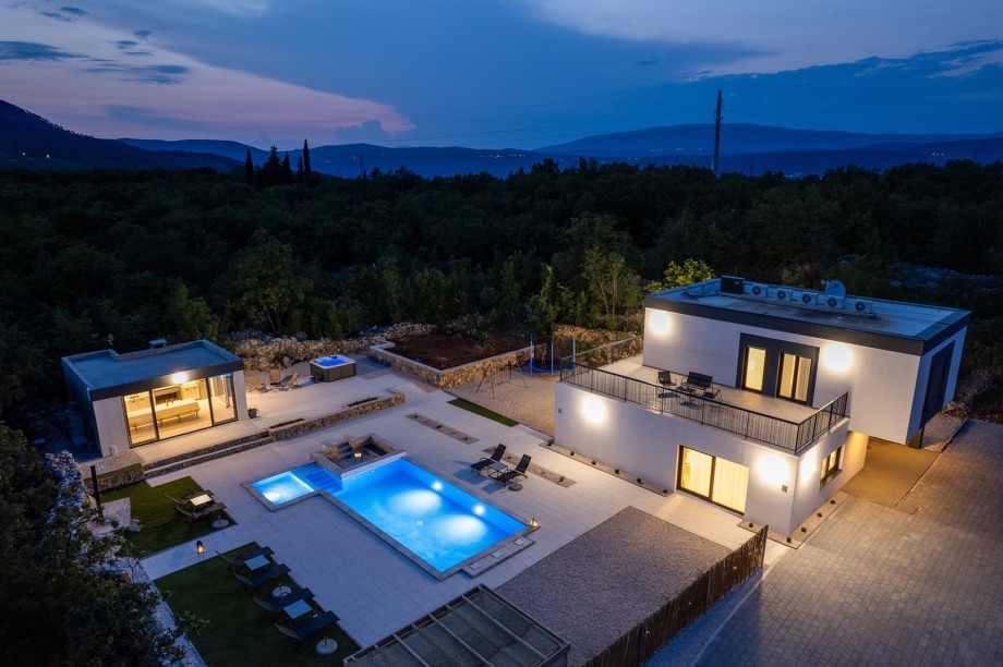 Luxurious accommodation for 8+2 located only 16km from Makarska Riviera