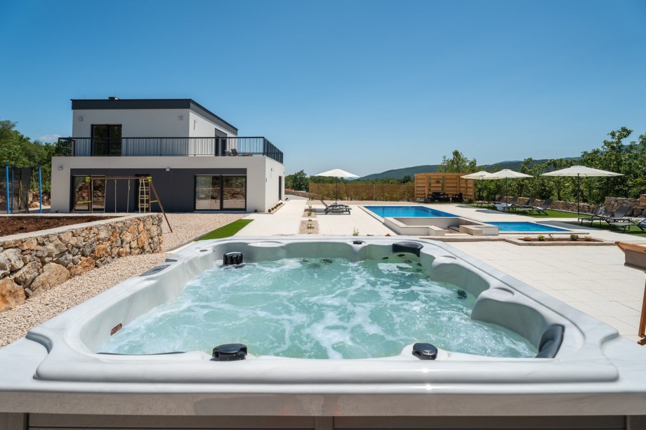 NEUE Villa Begovina mit privatem beheiztem Pool, Whirlpool, 4 Schlafzimmern