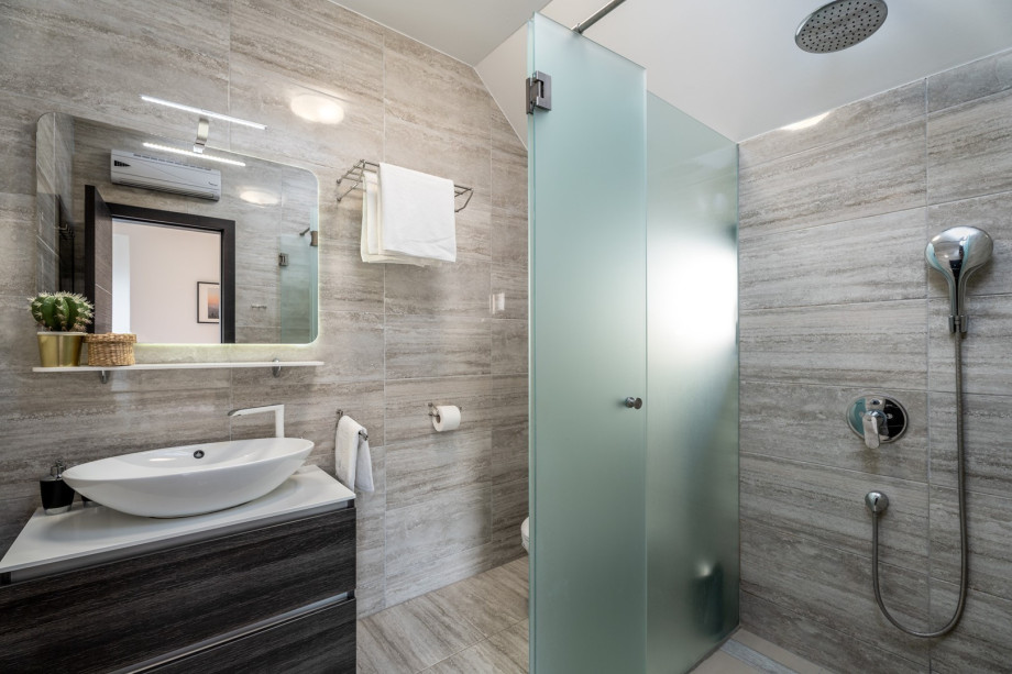 Bathroom No1 with shower in bedroom 1