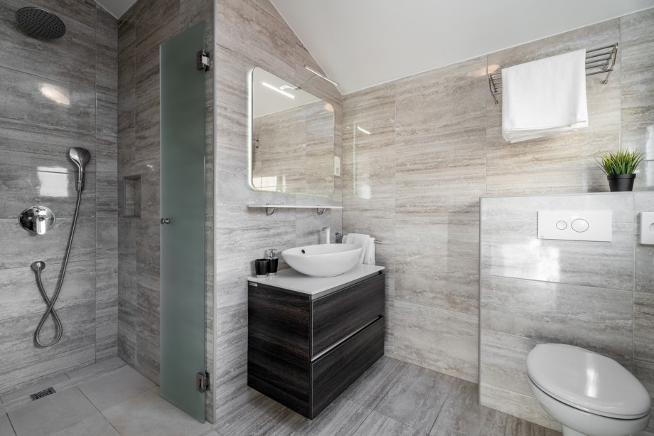 Bathroom No2 with shower in Bedroom 2