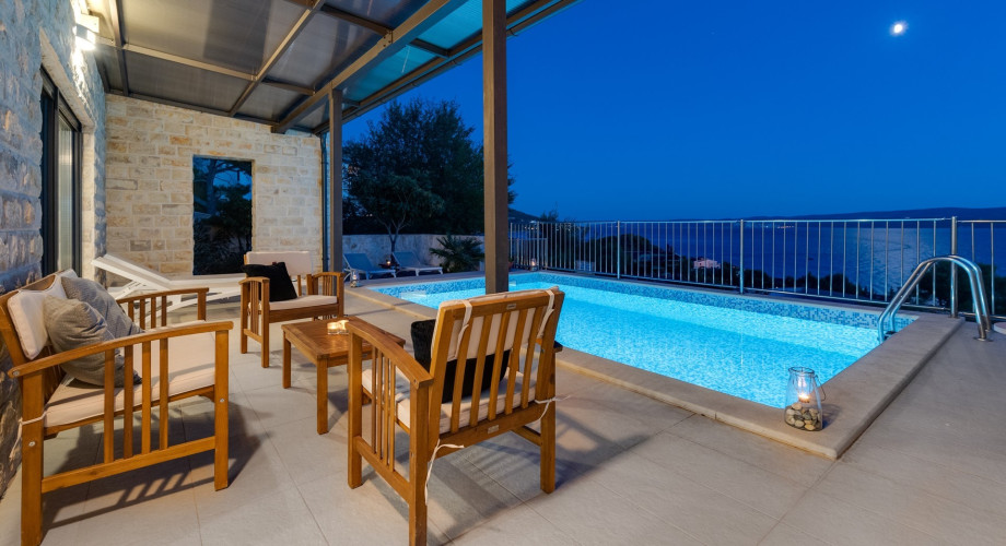 Organization of the lights in the outdoor area, gives a great holiday mood