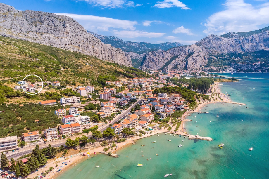 Marked position of the Villa Oslo in small place Duće, next to town Omiš