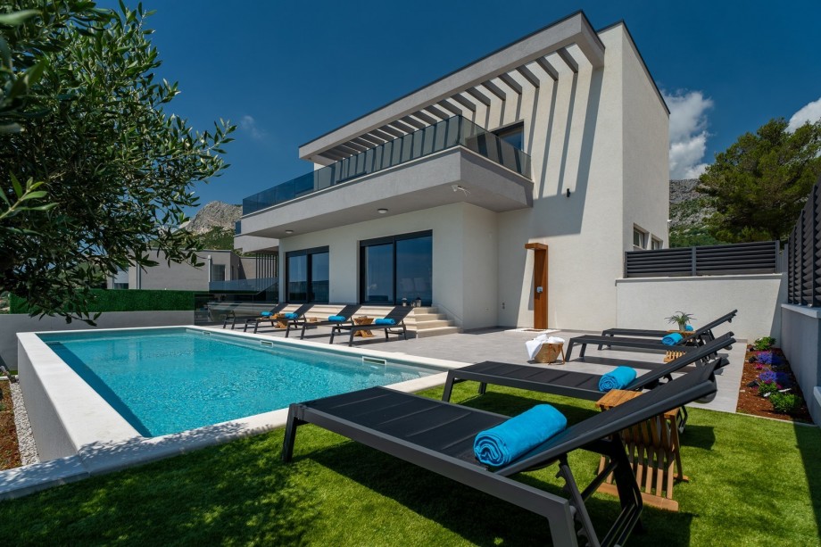 4 bedroom villa with 44sqm private pool, Billiards, Table tennis, PS5, views of the town Split and Adriatic Sea