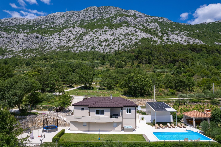 Those who are adventurous can sail on the boat, and engage in free climbing, diving, canyoning, kayaking, rafting, hiking, trekking, and zip lines