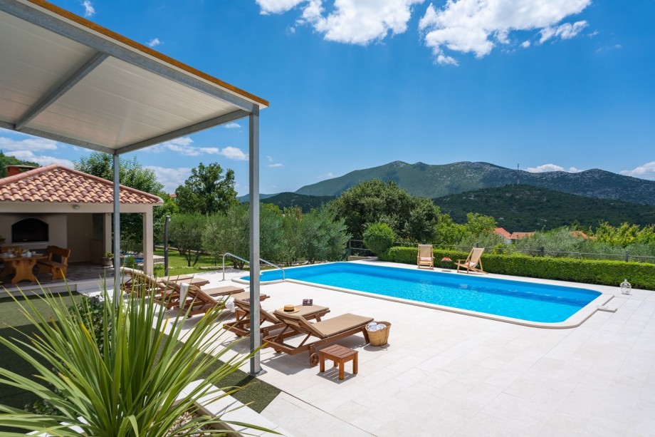 Private swimming pool 50sqm with a fully automated salt electrolysis system and a Jacuzzi (Hot-Tub) with absolute privacy