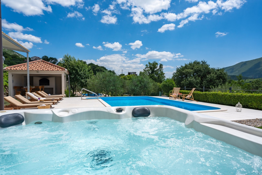 Private swimming pool 50sqm with a fully automated salt electrolysis system and a Jacuzzi (Hot-Tub) with absolute privacy