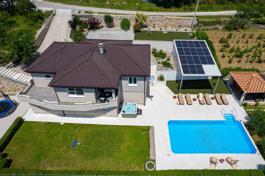 VILLA BEYBE is a newly refurbished 4-bedroom villa located in the quiet mountain area of village Gata, the hinterland of small Mediterranean town Omiš