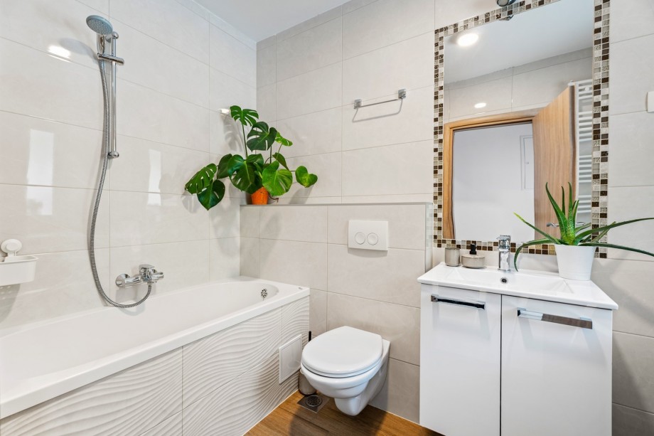 Family bathroom with bathtub, washing machine, dryer