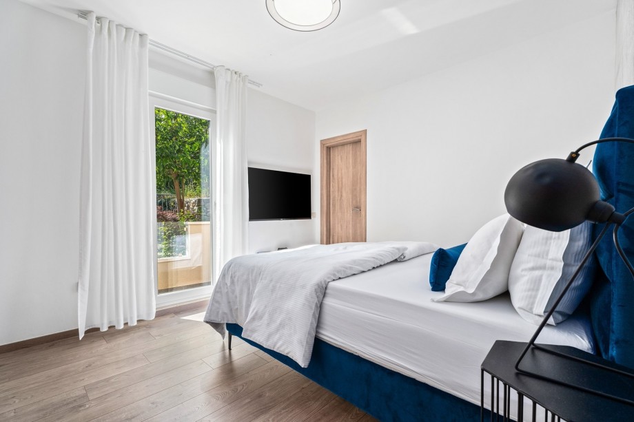 Bedroom No4 with a queen-size bed 160X200cm, air conditioner, a TV, a PlayStation 4, a toilet and walk-in wardrobe