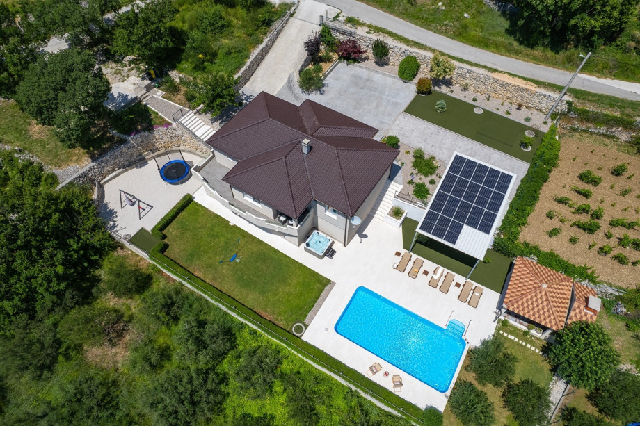 There are 4 parking places secured in the courtyard.