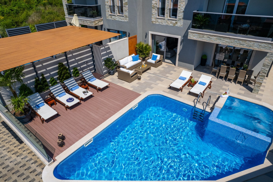 Spacious outdoor area with several sitting areas, just pick your perfect spot