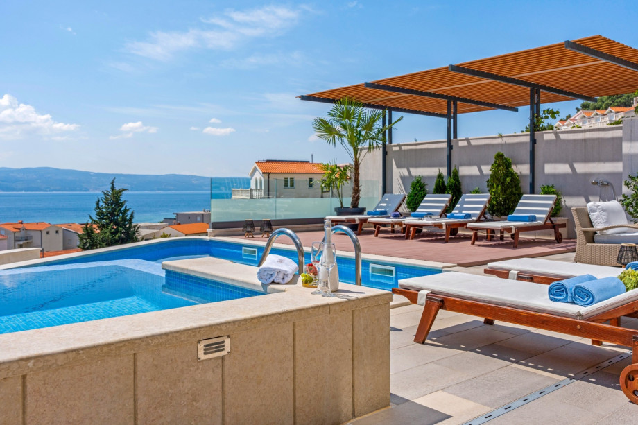 Swimming pool with attached Whirlpool (same temperature as the pool water)