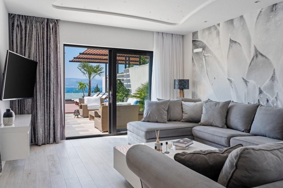 Living and dining area with direct approach to the pool and outdoor dining area