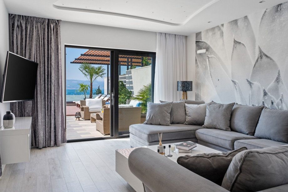 Living and dining area with direct approach to the pool and outdoor dining area