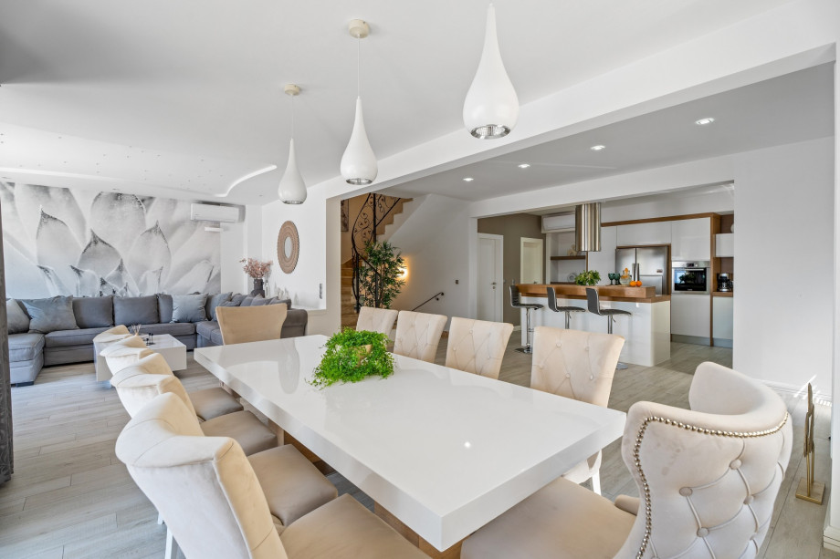 Spacious living and dining area with fully equipped kitchen