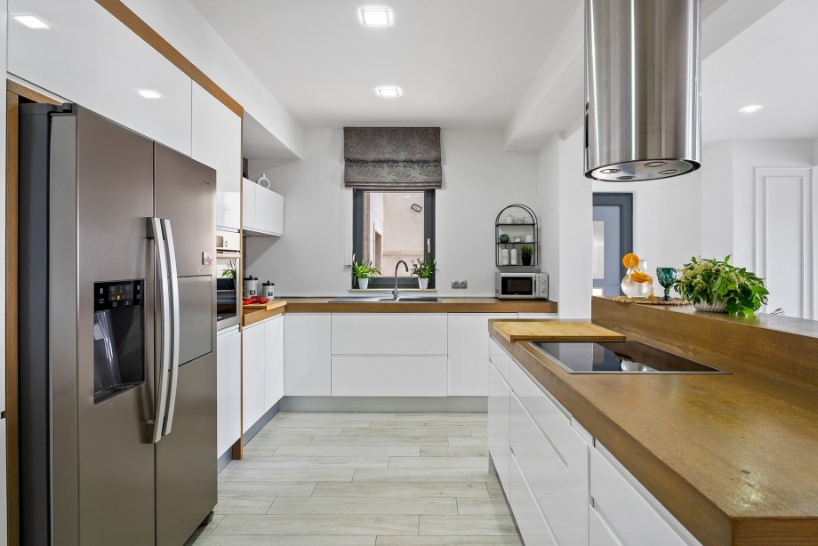 Fully equipped kitchen with all a modern guest needs for their comfortable stay