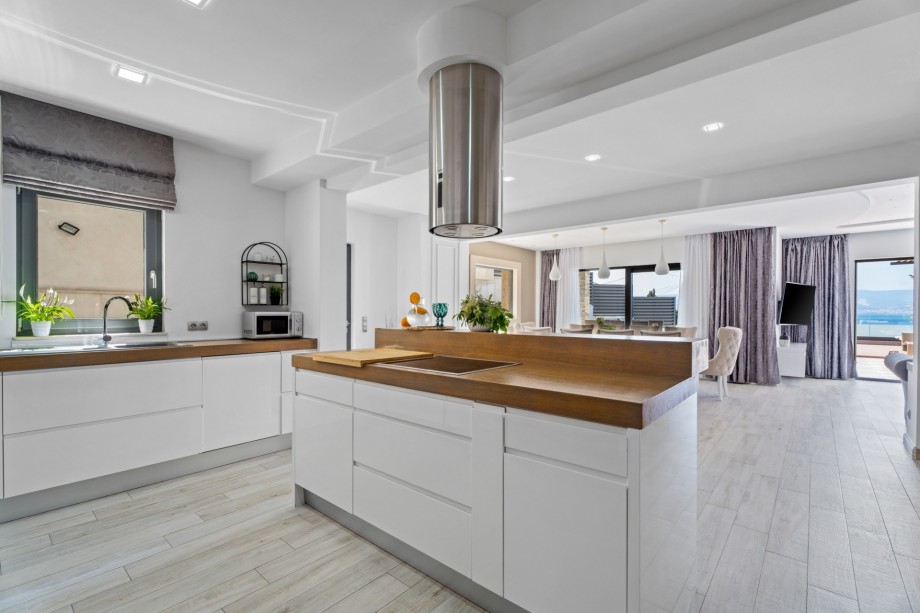 Fully equipped kitchen with all a modern guest needs for their comfortable stay