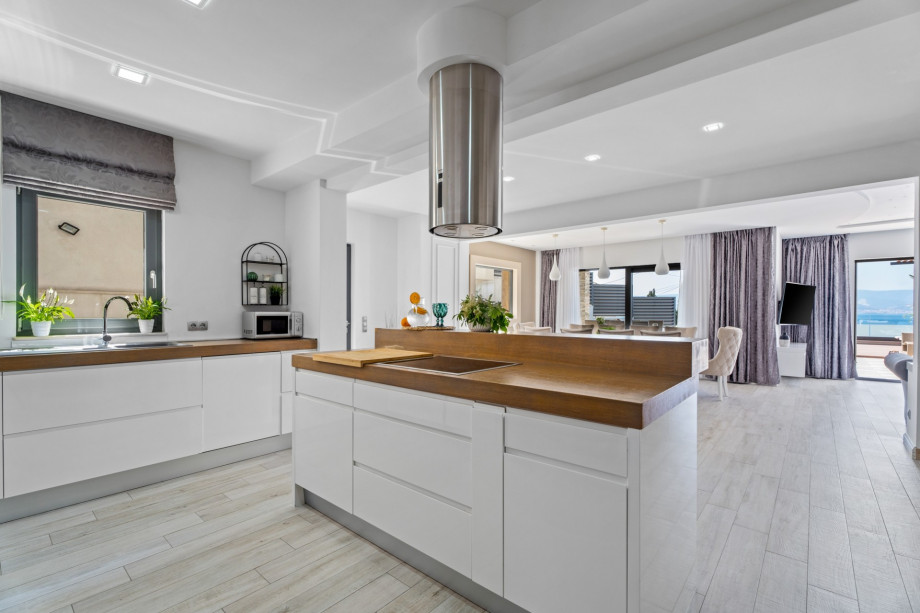 Fully equipped kitchen with all a modern guest needs for their comfortable stay