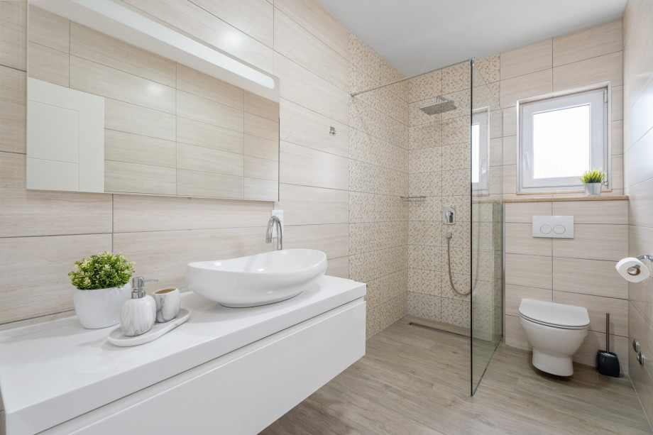 En-suite bathroom with shower in bedroom No2