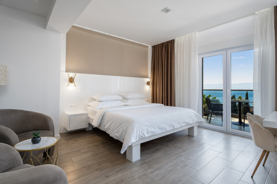 Bedroom No3 ensuite: double bed 180x200cm and terrace exit