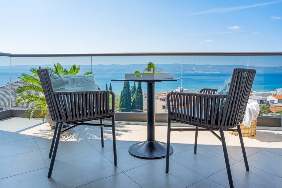Terrace with outdoor furniture in front of the bedrooms No.3 and No.5