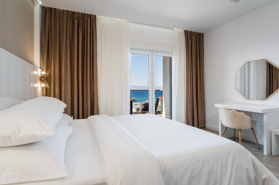 Bedroom No3 ensuite: double bed 180x200cm and terrace exit