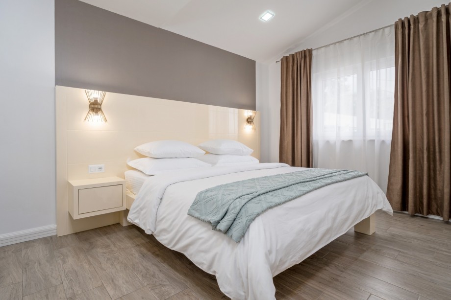 Bedroom No5 ensuite with double bed 180x200cm, en-suite bathroom with bathtub