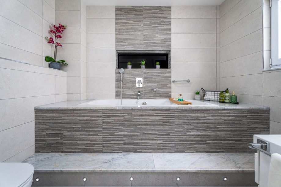 En-suite bathroom with a bathtub in Bedroom No5