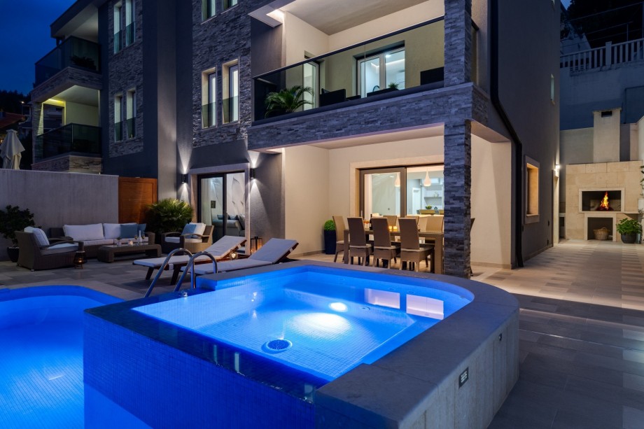 Enjoy the evenings by the pool, with a nice and warm Mediterranean air