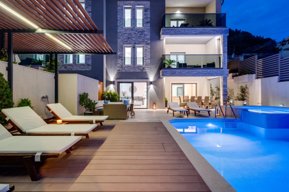 Enjoy the evenings by the pool, with a nice and warm Mediterranean air