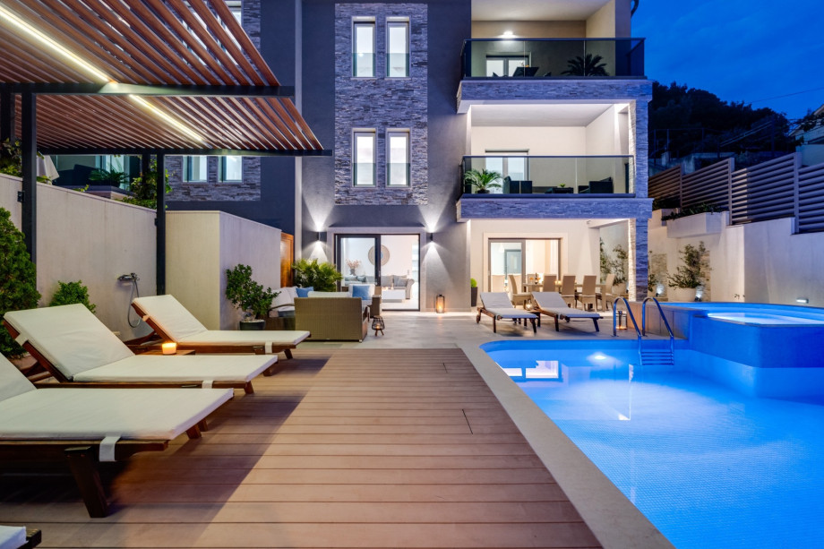 Enjoy the evenings by the pool, with a nice and warm Mediterranean air