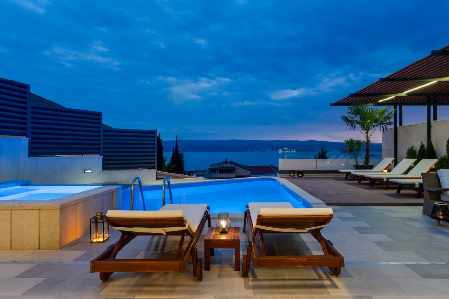 The sunsets from the pool area for a perfect relaxation