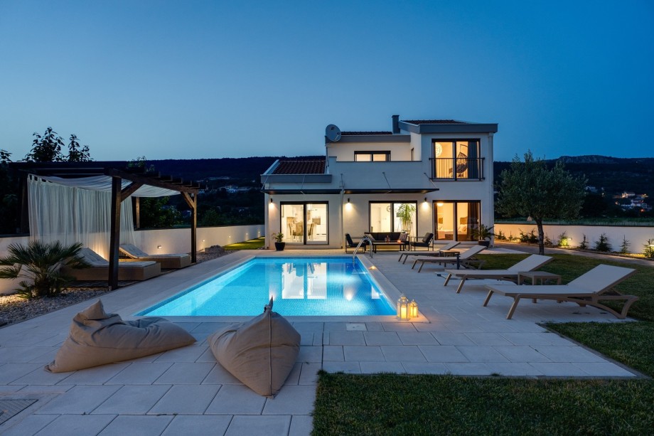 Villa Anja is a 4-bedroom villa with a 32 sqm heated pool near Imotski
