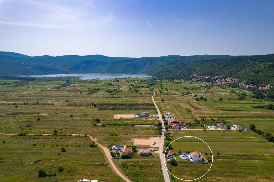 Villa Anja is located in Donji Proložac, a very quiet and unspoiled part of the village, in the valley