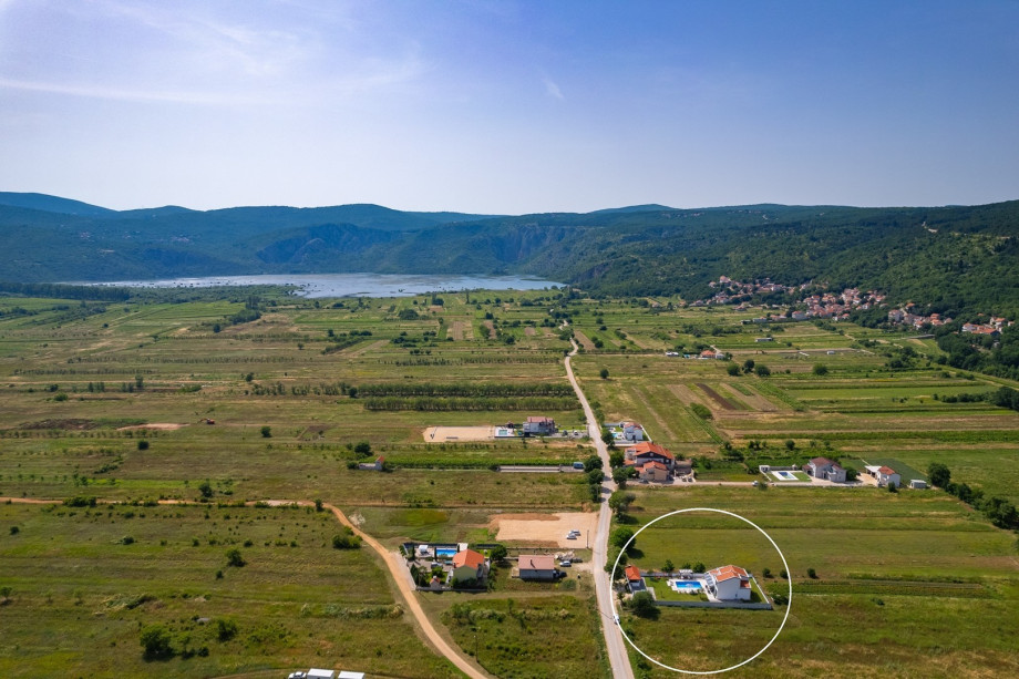 Villa Anja is located in Donji Proložac, a very quiet and unspoiled part of the village, in the valley