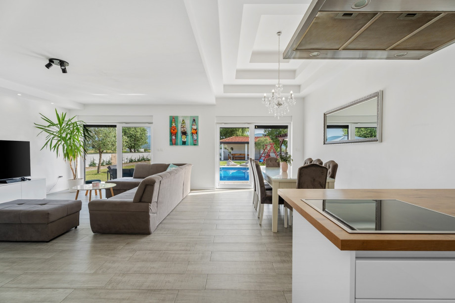 Villa Anja is a 4-bedroom villa with a 32 sqm heated pool near Imotski