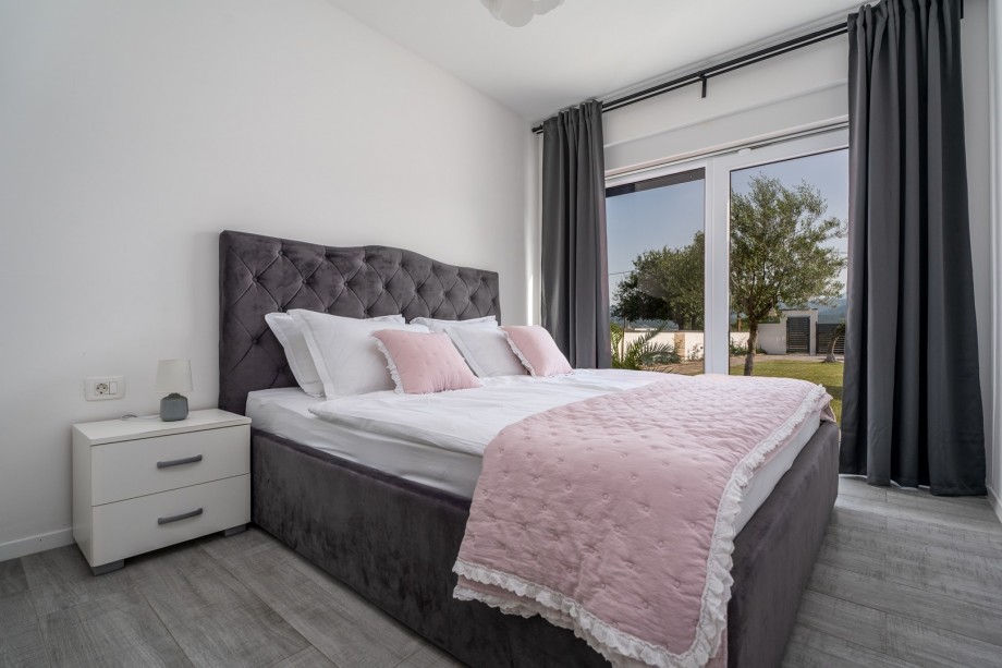 Bedroom No1 with double bed 160cm x 200cm with views on the garden