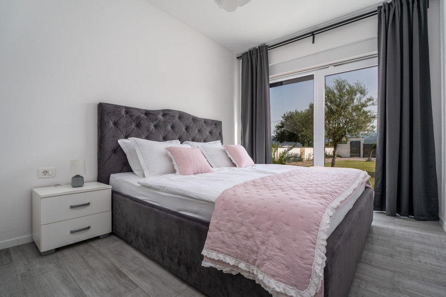 Bedroom No1 with double bed 160cm x 200cm with views on the garden