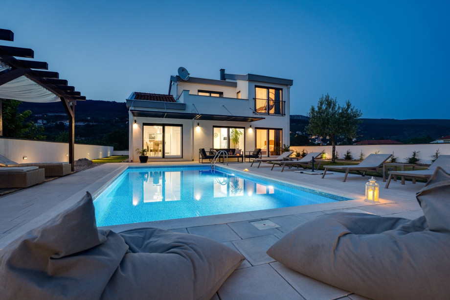 Villa Anja is located 18km from highway exit Zagvozd and that makes everything very convenient to reach