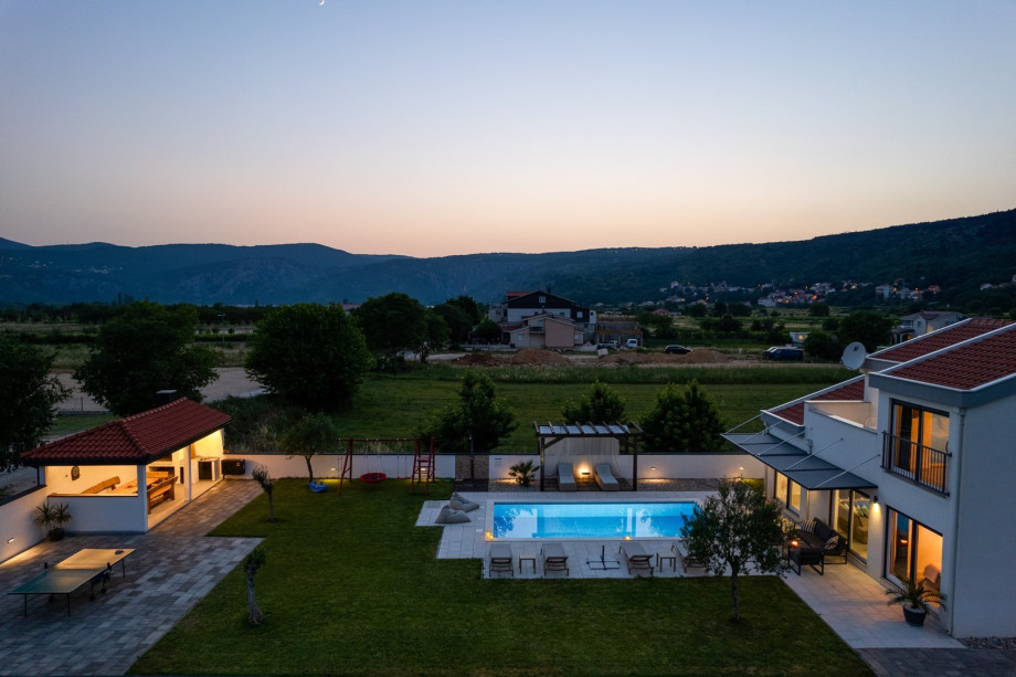 Located on 780 sqm fully fenced property with your own garden with seasonal vegetables at your disposal