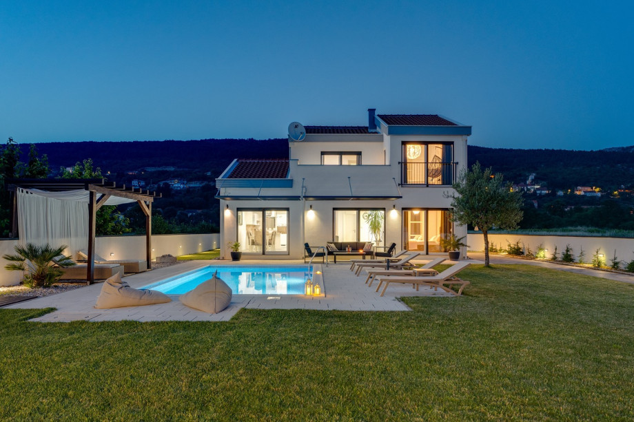 Behind the house, there is your own garden with seasonal vegetables at your disposal