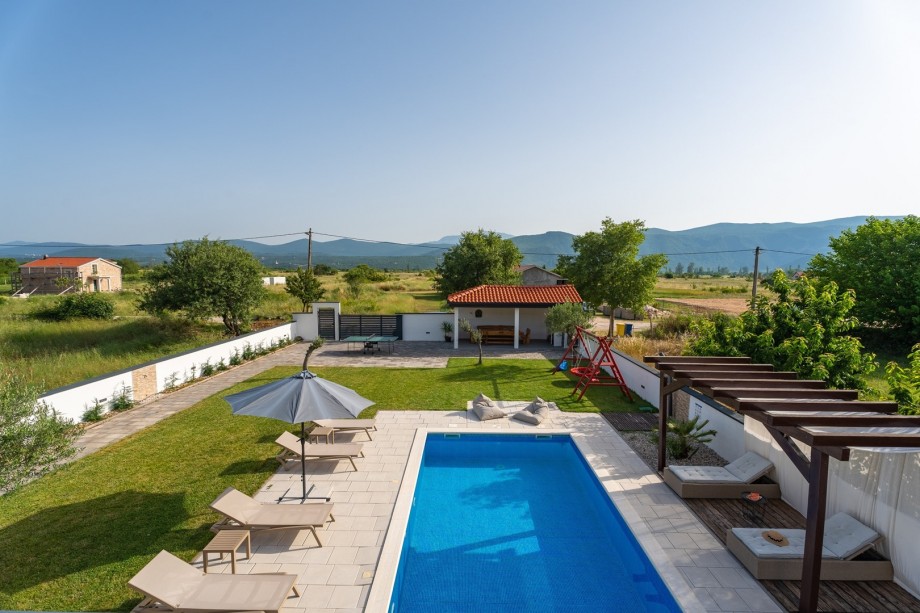 Private 32 sqm heated swimming pool, a sun deck area with 6 deck chairs