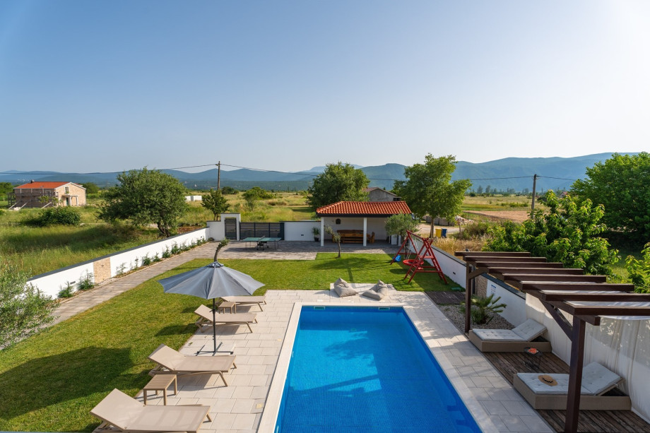 Private 32 sqm heated swimming pool, a sun deck area with 6 deck chairs