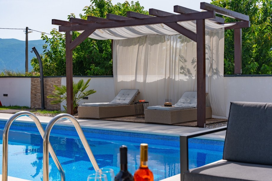 Villa Anja is a 4-bedroom villa with a 32 sqm heated pool near Imotski