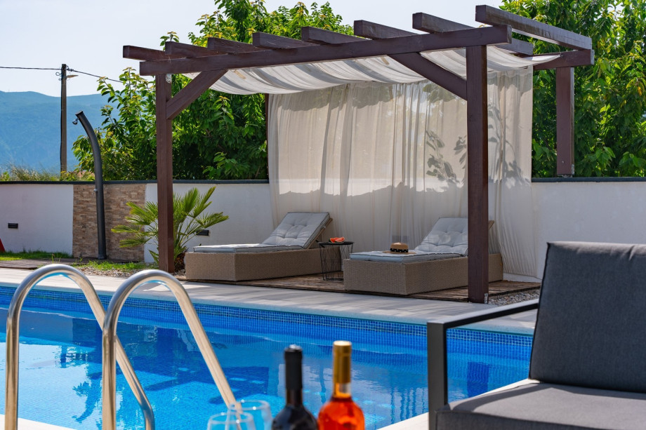 Villa Anja is a 4-bedroom villa with a 32 sqm heated pool near Imotski