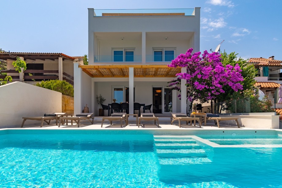 beachfront villa with 4 bedrooms, 4 bathrooms, private pool 34sqm pool, Whirlpool, high-end furnished seaview property