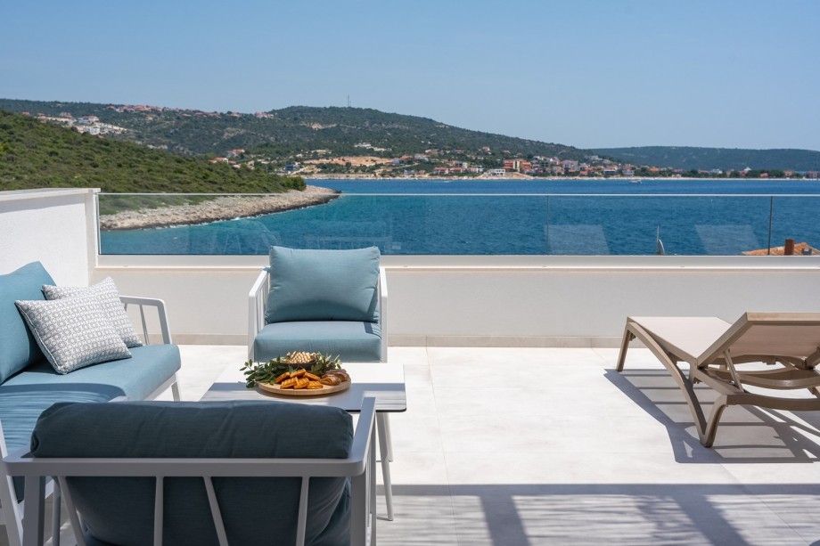 swimming pool 7,7m x 4,4m with a Hydromassage and a Salt electrolysis water treatment without chlorine