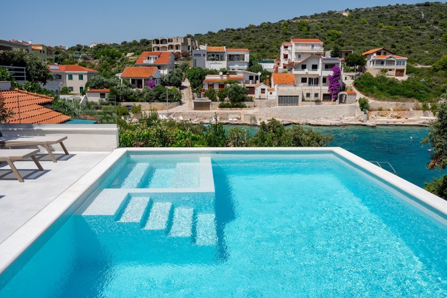 6 sunbeds and 2 sun-umbrellas