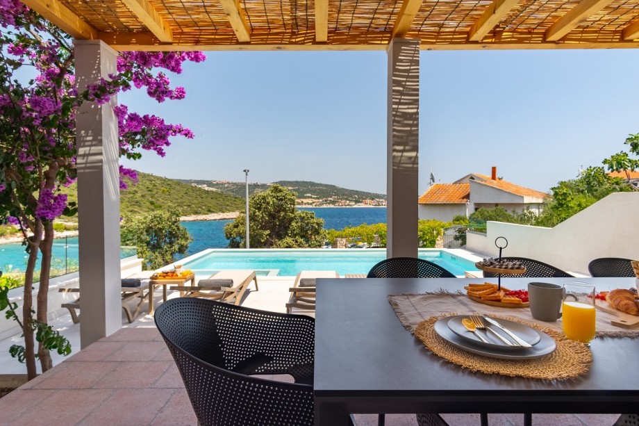 6 deck chairs, sun umbrella and one canoe for your use at the beach