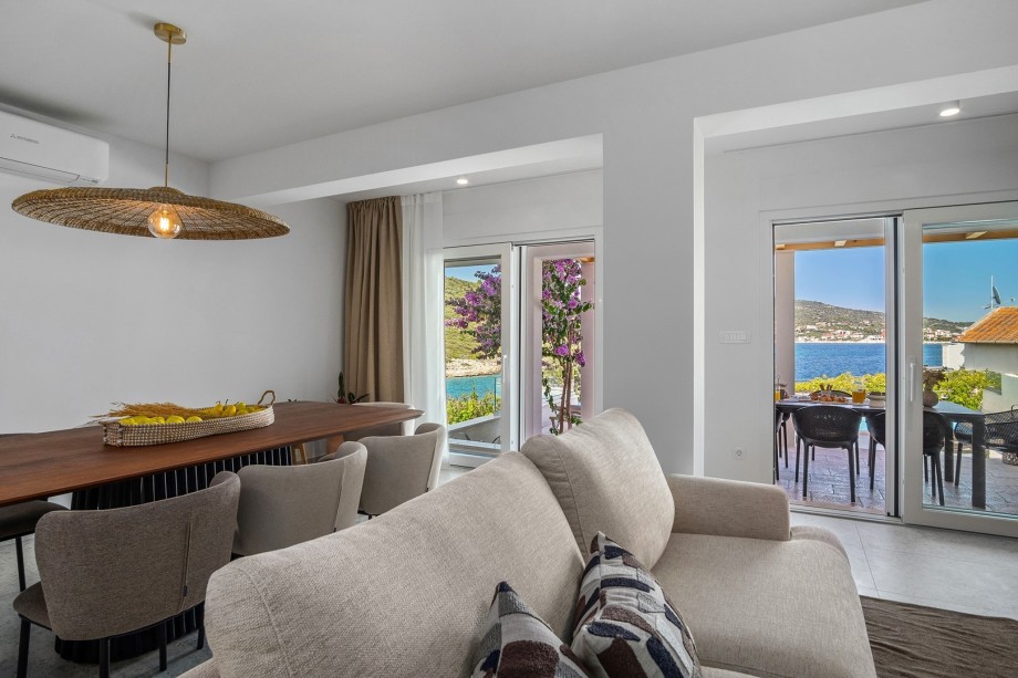 direct approach to the outdoors (outdoor dining area and the pool)